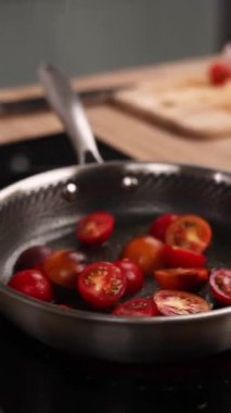 Şef mutfakta domatesli lezzetli bir yemek hazırlıyor. Yakın plan.