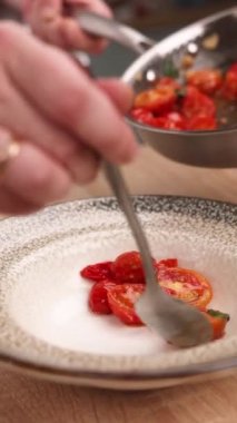 Şef mutfakta domatesli lezzetli bir yemek hazırlıyor. Yakın plan.