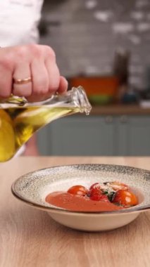 Şef mutfakta püre çorbası hazırlıyor. Yakın plan.