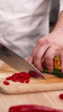 Şef mutfakta lezzetli sebzeler hazırlar. Yakın plan.