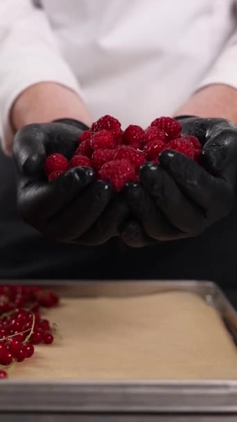 厨师煮浆果使之结冰 后续行动 — 图库视频影像