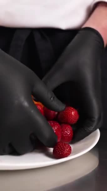厨师煮浆果使之结冰 后续行动 — 图库视频影像