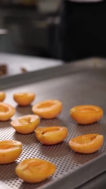 Aşçı Kayısıyla Yemek Pişirir — Stok video