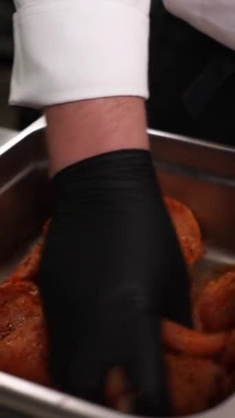 シェフは台所で肉料理を用意しています クローズアップ — ストック動画