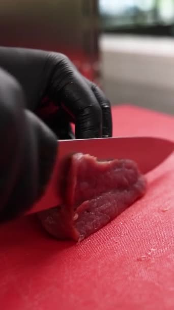 厨师在厨房里准备了一道肉 后续行动 — 图库视频影像