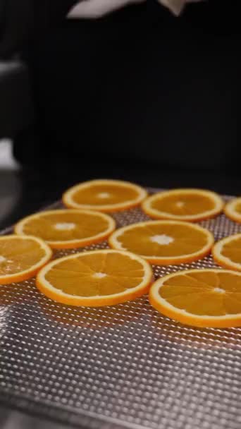 Kocken Lagar Mat Med Citrusfrukter Närbild — Stockvideo