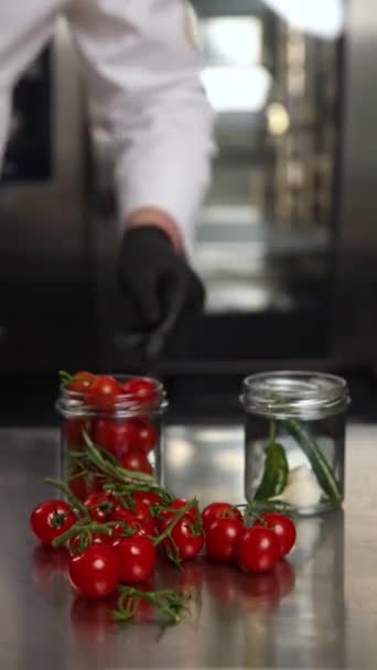 Chef Conserva Legumes Cozinha Close — Vídeo de Stock