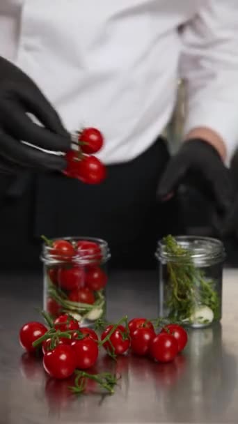 Chef Conserva Verduras Cocina Primer Plano — Vídeos de Stock