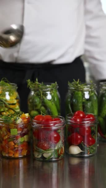 Σεφ Διατηρεί Λαχανικά Στην Κουζίνα Κοντινό Πλάνο — Αρχείο Βίντεο