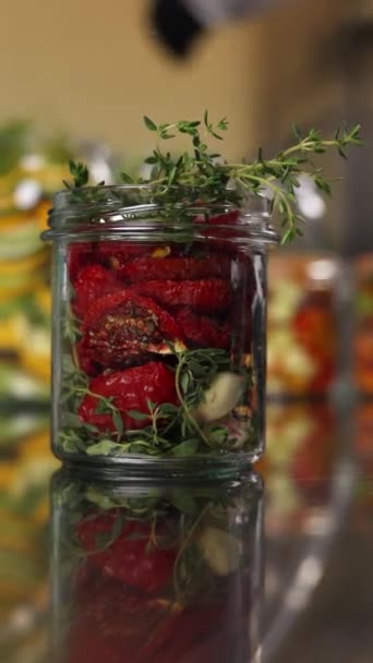 Şef Mutfakta Sebzeleri Korur Yakın Plan — Stok video