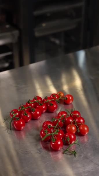 Chef Prepara Delicioso Plato Con Tomates Cocina Primer Plano — Vídeos de Stock