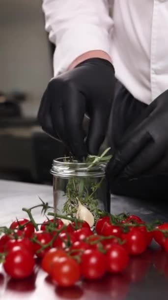 Kocken Bevarar Grönsaker Köket Närbild — Stockvideo