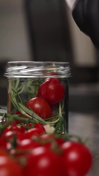 Кухар Зберігає Овочі Кухні Крупним Планом — стокове відео