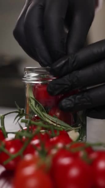 Chef Conserva Verdure Cucina Primo Piano — Video Stock