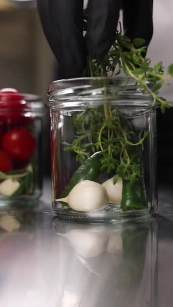 料理人はキッチンで野菜を保存しています クローズアップ — ストック動画