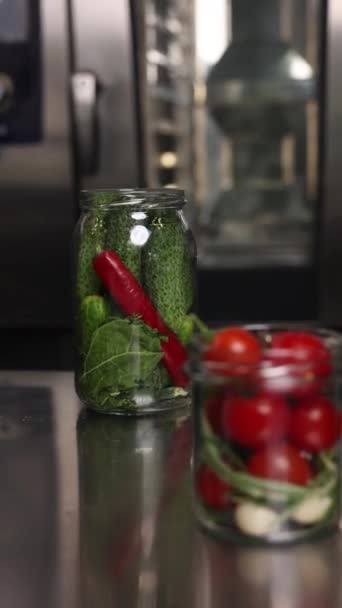 Σεφ Διατηρεί Λαχανικά Στην Κουζίνα Κοντινό Πλάνο — Αρχείο Βίντεο