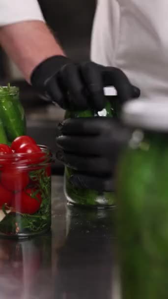 Szef Kuchni Konserwuje Warzywa Kuchni Zbliżenie — Wideo stockowe