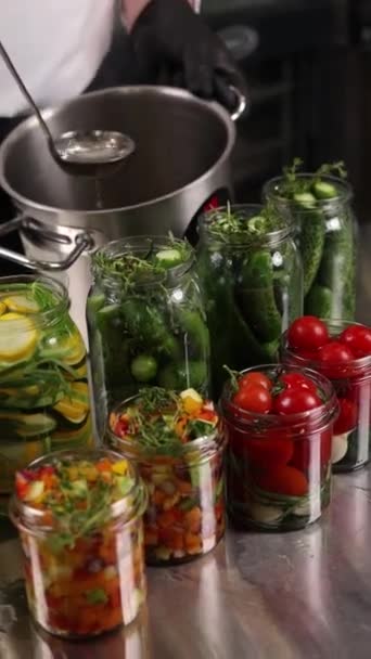 厨师在厨房里保存蔬菜 后续行动 — 图库视频影像