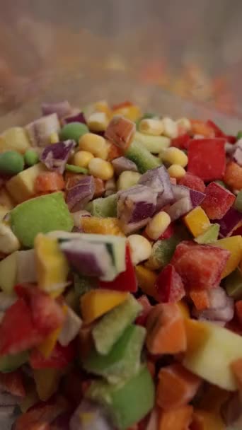 Szef Kuchni Przygotowuje Warzywa Zamrożenia Zbliżenie — Wideo stockowe
