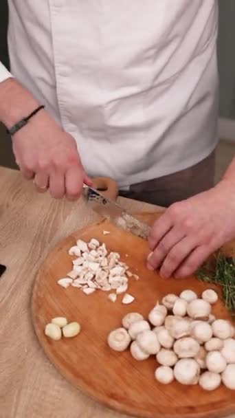 Chef Prepara Delicioso Plato Con Setas Cocina Primer Plano — Vídeos de Stock
