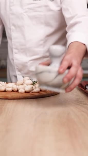 Chef Prepara Delizioso Piatto Con Funghi Cucina Primo Piano — Video Stock