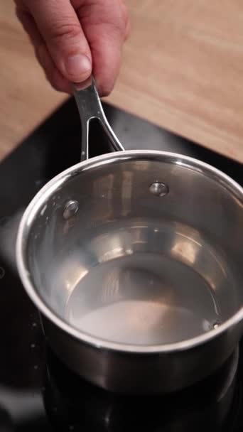 Der Koch Bereitet Milch Nahaufnahme — Stockvideo