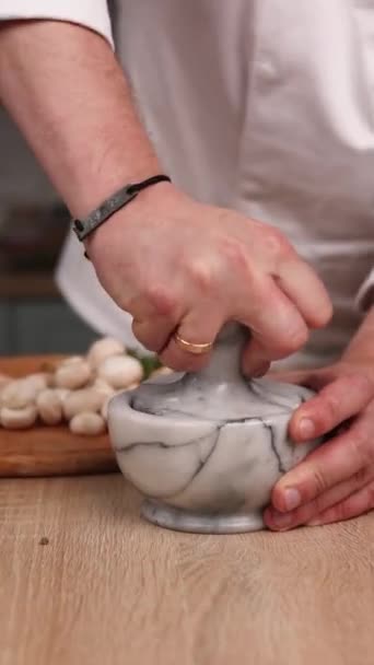Chef Prepara Delicioso Prato Com Cogumelos Cozinha Close — Vídeo de Stock