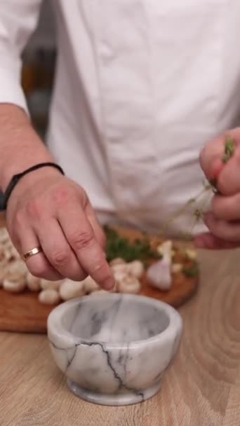 Chef Prepara Delicioso Prato Com Cogumelos Cozinha Close — Vídeo de Stock