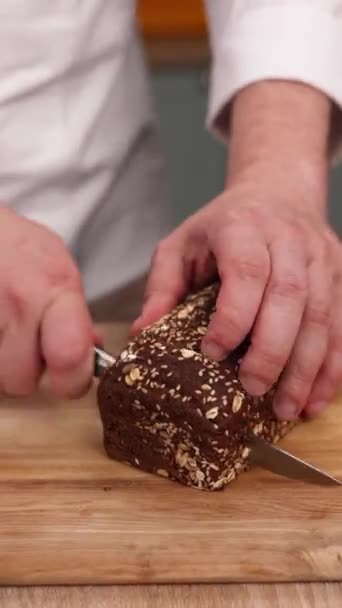Chef Prépare Sandwich Dans Cuisine Gros Plan — Video