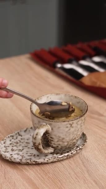 Σεφ Ετοιμάζει Ένα Νόστιμο Πιάτο Μανιτάρια Στην Κουζίνα Κοντινό Πλάνο — Αρχείο Βίντεο