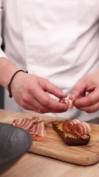 Chef Está Preparando Sándwich Cocina Primer Plano — Vídeos de Stock