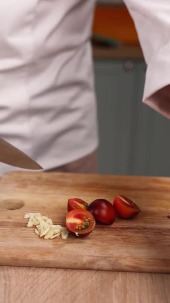 厨师在厨房里准备了一道西红柿味的菜 后续行动 — 图库视频影像
