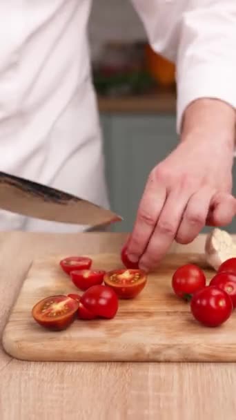 厨师在厨房里准备了一道西红柿味的菜 后续行动 — 图库视频影像