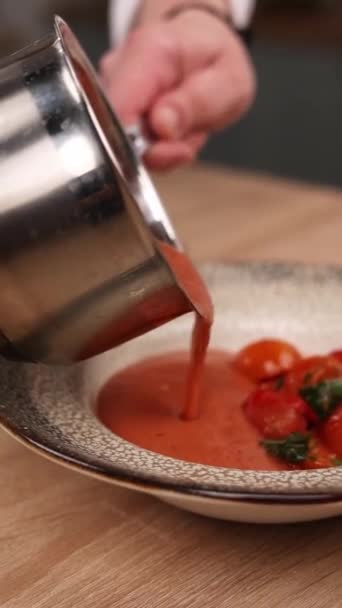 Chef Prepara Delizioso Piatto Con Pomodori Cucina Primo Piano — Video Stock