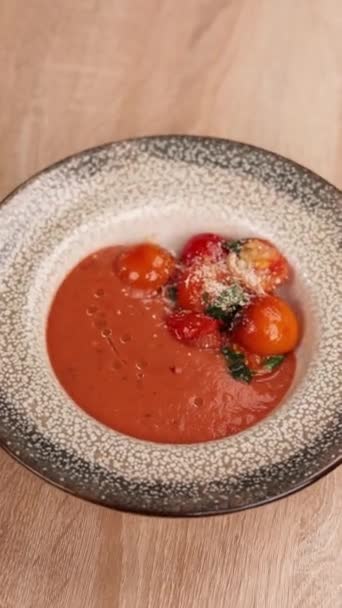 Szef Kuchni Przygotowuje Pyszne Danie Pomidorami Kuchni Zbliżenie — Wideo stockowe