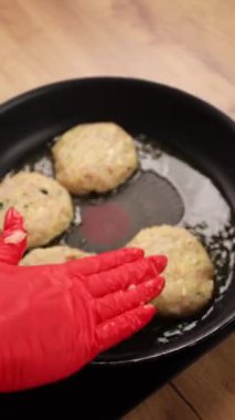 Şef mutfakta pirzola hazırlıyor. Yakın plan.