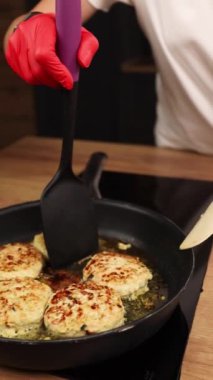 Şef mutfakta pirzola hazırlıyor. Yakın plan.