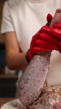 Şef mutfakta bir tabak et hazırlar. Yakın plan.