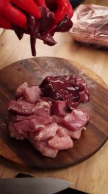 Şef mutfakta bir tabak et hazırlar. Yakın plan.