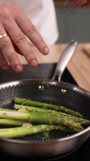 Chef Prepara Una Zuppa Spinaci Con Asparagi Cucina Primo Piano — Video Stock