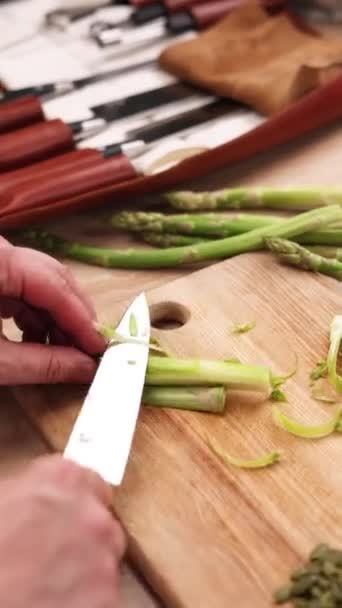 Chef Prepara Sopa Espinacas Con Espárragos Cocina Primer Plano — Vídeo de stock