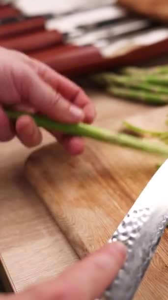 Σεφ Ετοιμάζει Σούπα Σπανάκι Σπαράγγια Στην Κουζίνα Κοντινό Πλάνο — Αρχείο Βίντεο