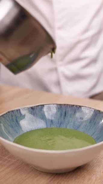 Chef Prepara Sopa Espinafre Com Espargos Cozinha Close — Vídeo de Stock