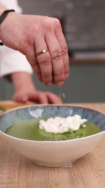 Szef Kuchni Przygotowuje Zupę Szpinakową Szparagami Kuchni Zbliżenie — Wideo stockowe