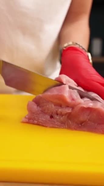 厨师在木板上切生肉 后续行动 — 图库视频影像