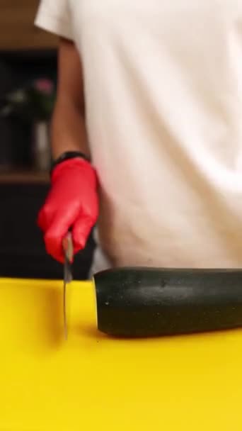 Szef Kuchni Przygotowuje Pyszne Warzywa Kuchni Zbliżenie — Wideo stockowe