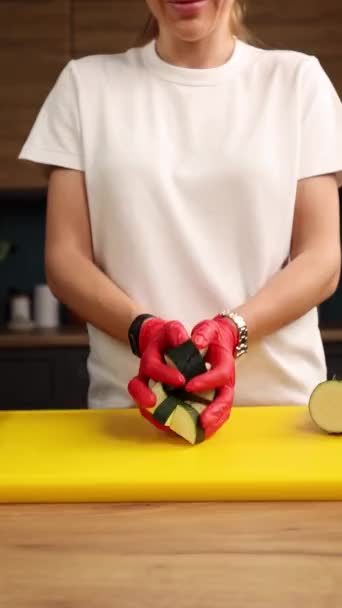 Szef Kuchni Przygotowuje Pyszne Warzywa Kuchni Zbliżenie — Wideo stockowe