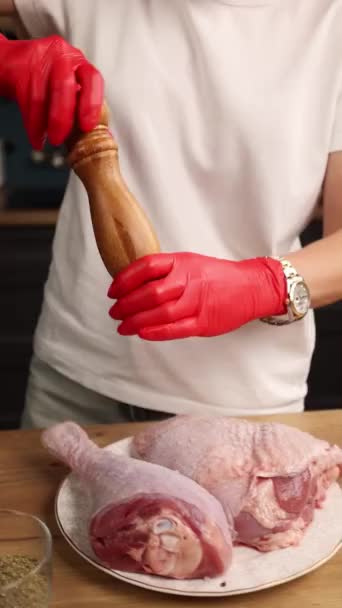Σεφ Ετοιμάζει Ένα Πιάτο Κρέας Στην Κουζίνα Κοντινό Πλάνο — Αρχείο Βίντεο