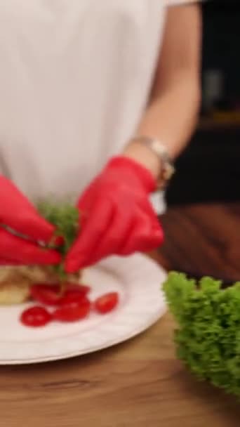 Šéfkuchař Připravuje Kotlety Kuchyni Detailní Záběr — Stock video