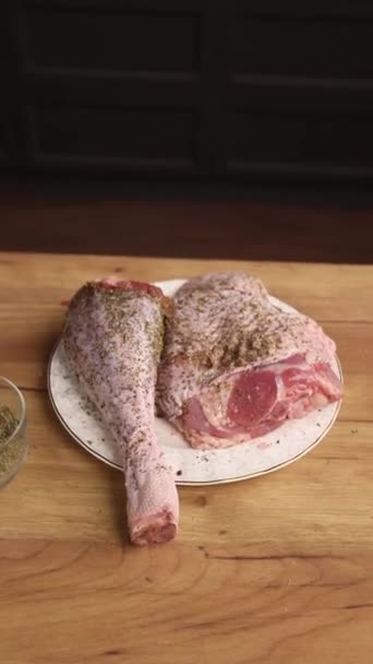 Chef Prepara Piatto Carne Cucina Primo Piano — Video Stock